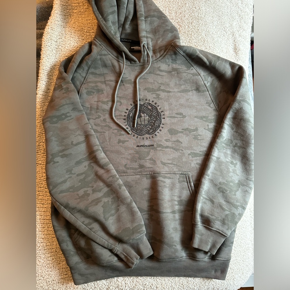 ALPHALETE MENS HOODIE SIZE MEDIUM